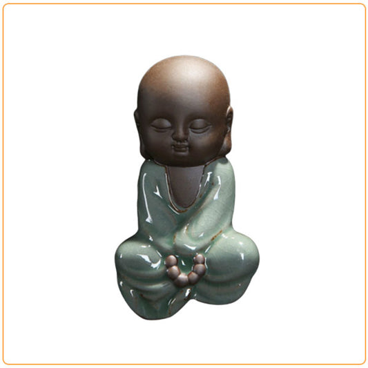 Statuette moine bouddhiste prière robe verte sur fond blanc avec cadre orange kaosix