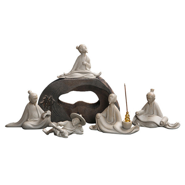 Statuettes (figurines) vieux sage chinois guqin poterie livres parchemins sur fond blanc avec cadre orange Kaosix