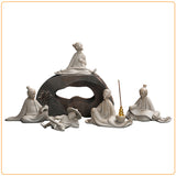 Statuettes (figurines) vieux sage chinois guqin poterie livres parchemins sur fond blanc avec cadre orange Kaosix