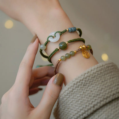Trois bracelets tressés perles en jade de Hetian au poignet d'une jeune fille Kaosix