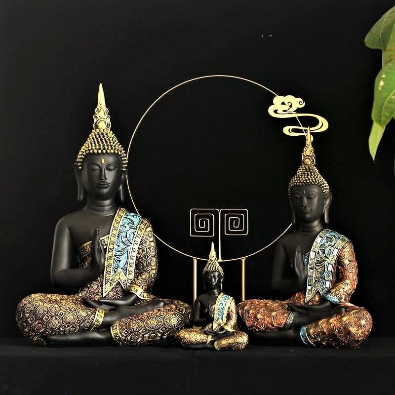 Trois statues Bouddha intérieur Abhaya Mudra sur fond noir Kaosix