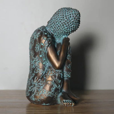 Vue de dos de statue Bouddha assis penseur cuivre bleu ciel sur table en bois et fond gris Kaosix