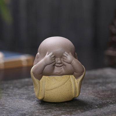 Les 3 moines de la sagesse sagesse robe jaune sur table en bois kaosix