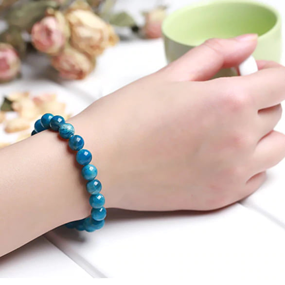 Bracelet apatite bleue pour maigrir sur poignet de jeune femme
