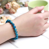 Bracelet apatite bleue pour maigrir sur poignet de jeune femme