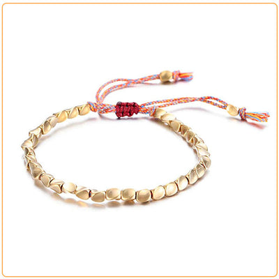 bracelet tibétain en perles de cuivre bienfaits thérapeutiques sur fond blanc Kaosix