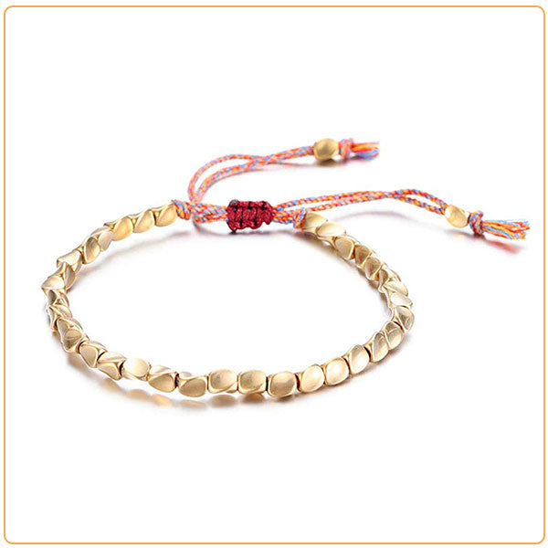 bracelet tibétain en perles de cuivre bienfaits thérapeutiques sur fond blanc Kaosix