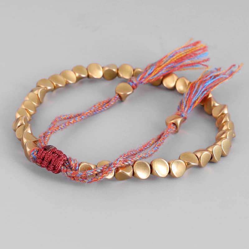 bracelet tibétain en perles de cuivre sur sol gris 1 Kaosix