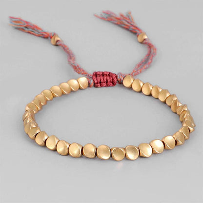 bracelet tibétain en perles de cuivre sur sol gris 2 Kaosix