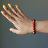 vue rapprochée du Bracelet Jaspe Rouge clarté au poignet d'une femme Kaosix